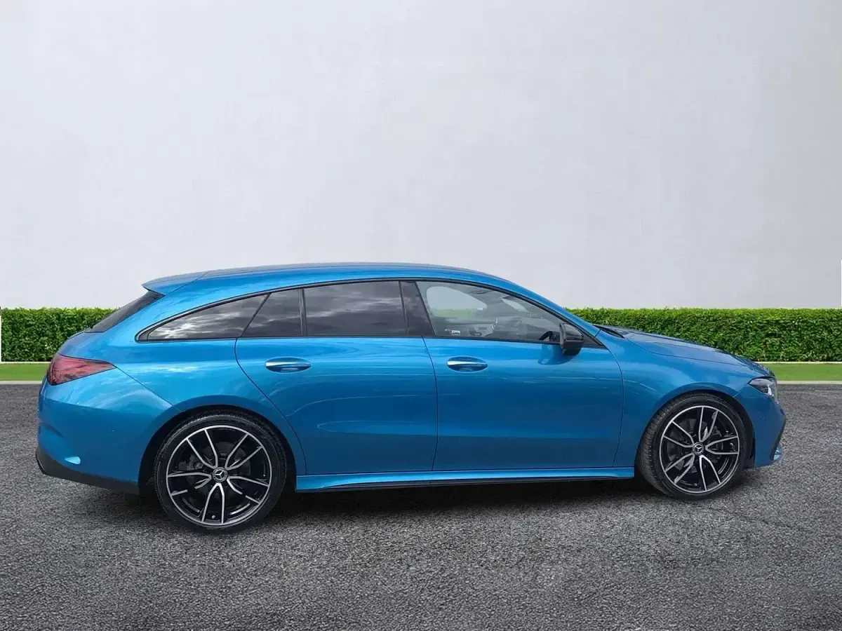 Begagnad Mercedes CLA220 AMG Line Premium 2025 Blå Sedan