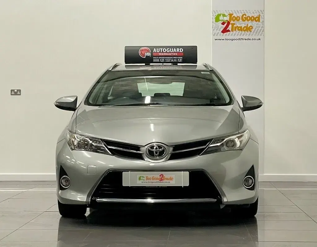 Used Toyota Auris 89 HP (65 kW) 2015 Grey Estate