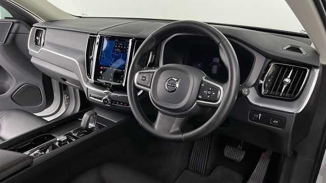 Used Volvo XC60 Momentum 247 HP (181 kW) 2022 White SUV