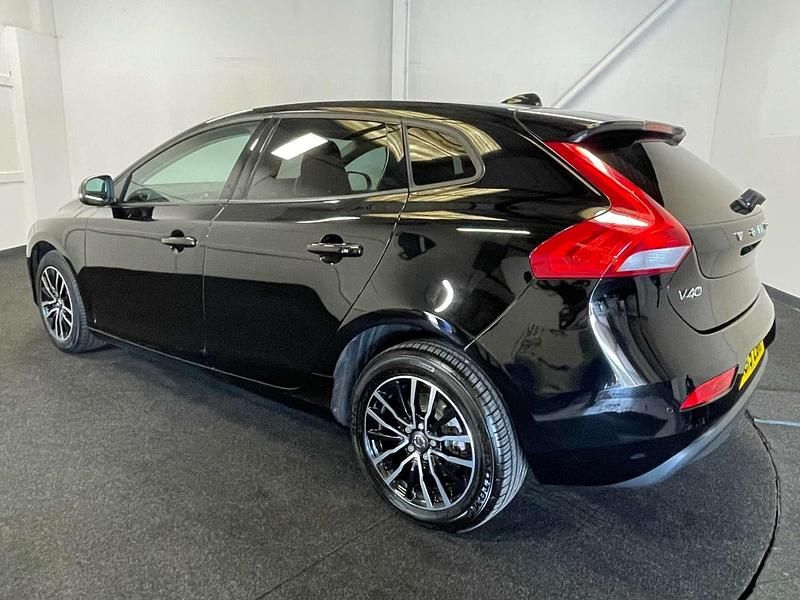 Used Volvo V40 Momentum 122 HP (89 kW) 2019 Black Hatchback