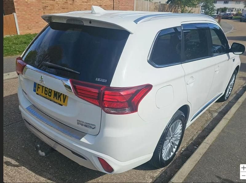 Used Mitsubishi Outlander P-HEV 177 HP (130 kW) 2018 White Estate