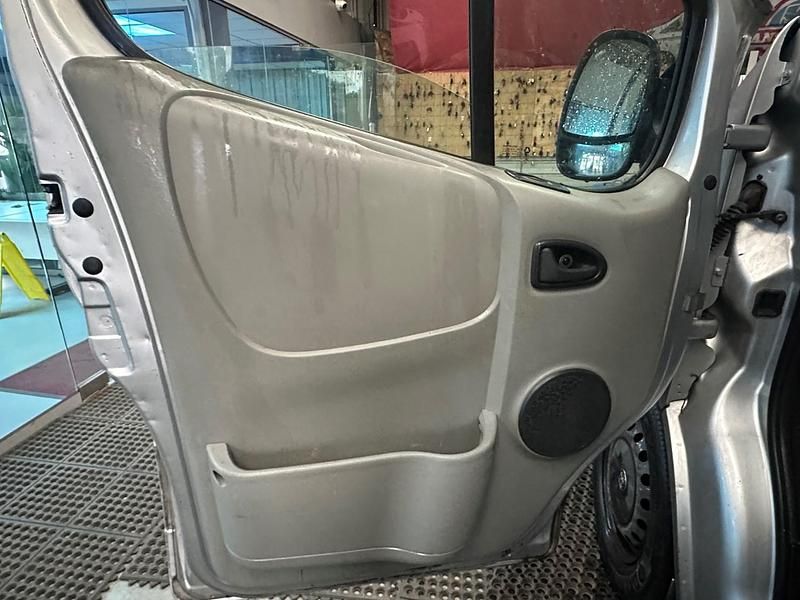 Used Vauxhall Vivaro 115 HP (84 kW) 2013 Silver MPV