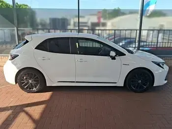 Used Toyota Corolla Design 122 HP (89 kW) 2019 White Hatchback