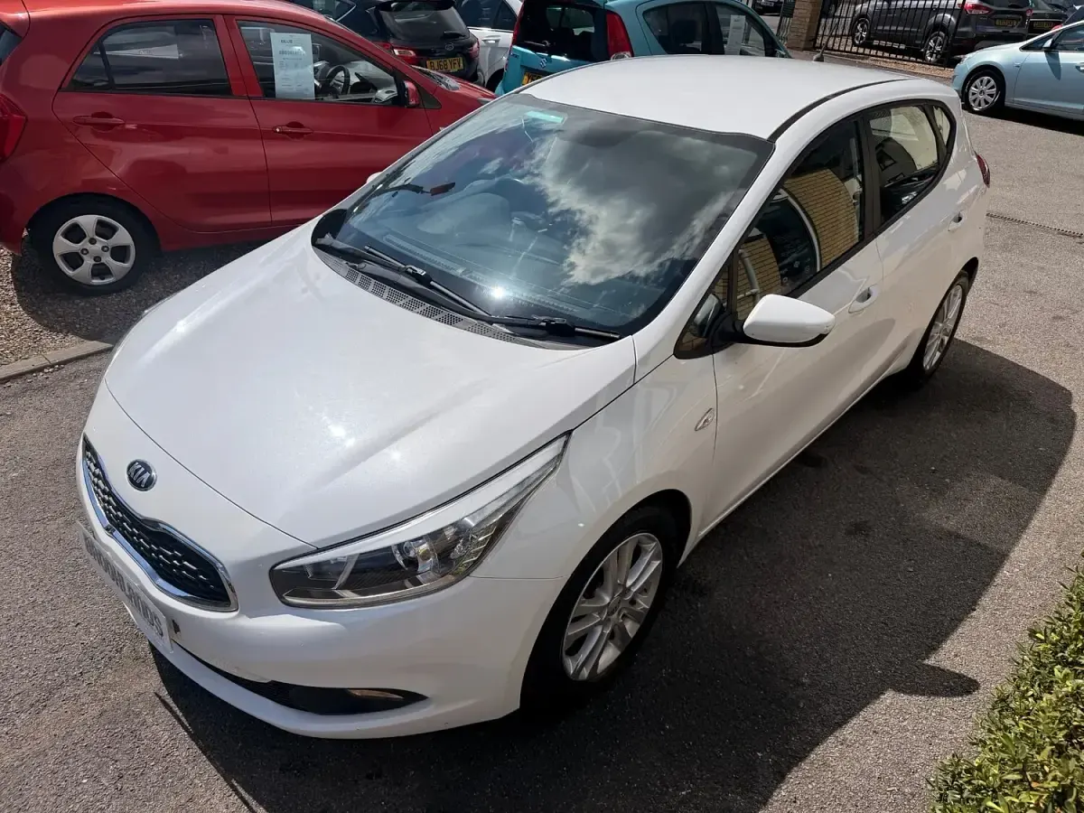 Used Kia Ceed 2015 Pearl white Hatchback
