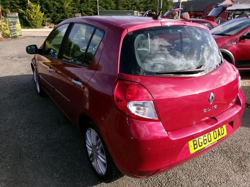 Used Renault Clio II Initiale 88 HP (64 kW) 2011 Red Hatchback