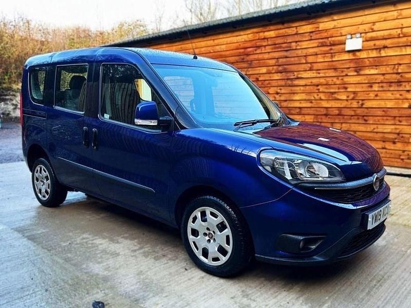 Begagnad Fiat Doblò 95 HK (69 kW) 2019 Blå Minibuss