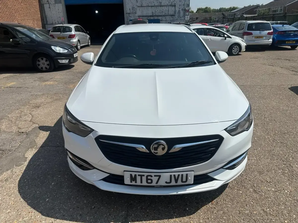 Used Vauxhall Insignia SRi 2017 White Estate