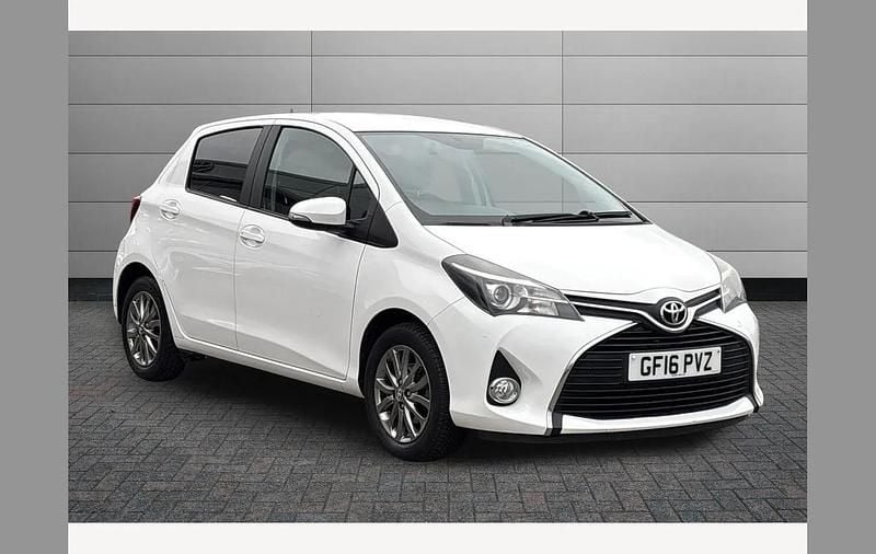 Used Toyota Yaris 99 HP (72 kW) 2016 White Hatchback