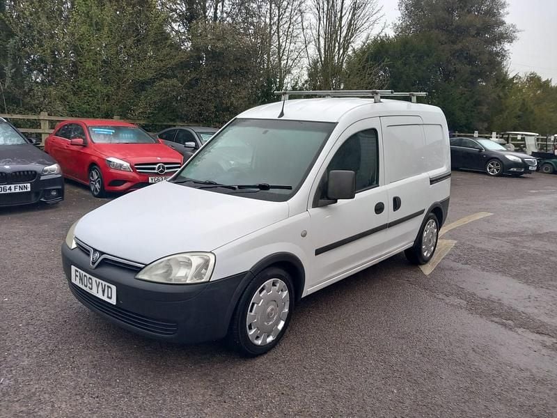 Used Vauxhall Combo 75 HP (55 kW) 2009 White MPV