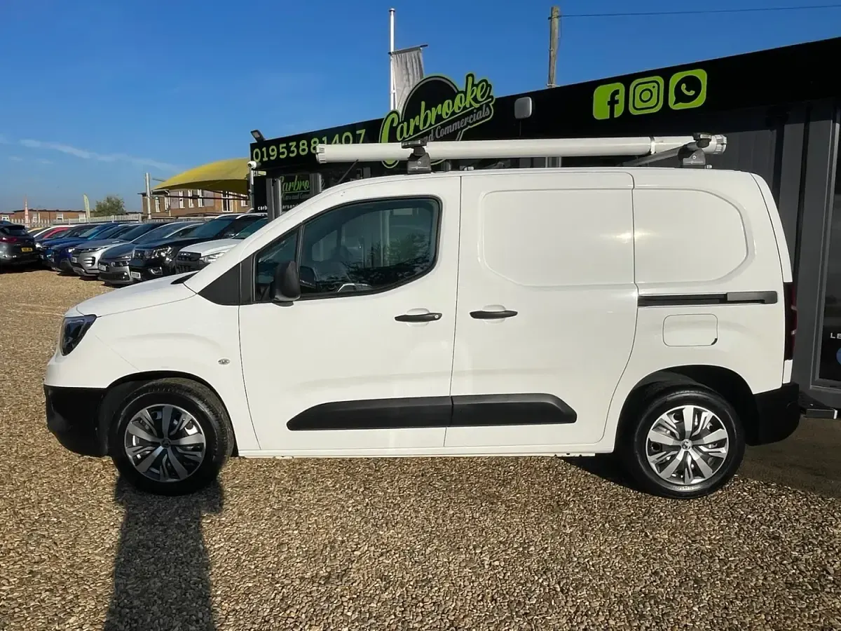 Used Vauxhall Combo Edition 100 HP (73 kW) 2019 White MPV