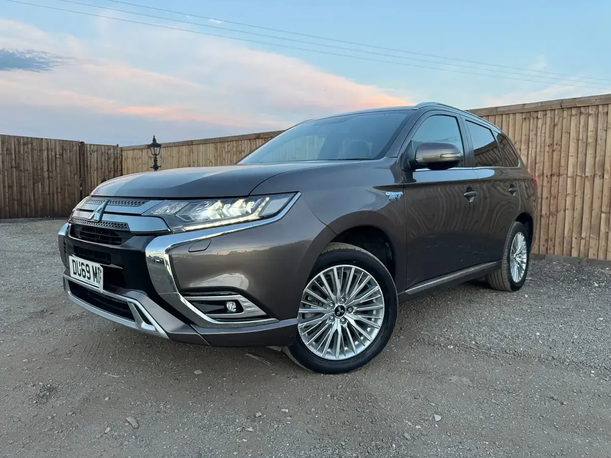 Used Mitsubishi Outlander P-HEV 209 HP (153 kW) 2019 Brown Estate