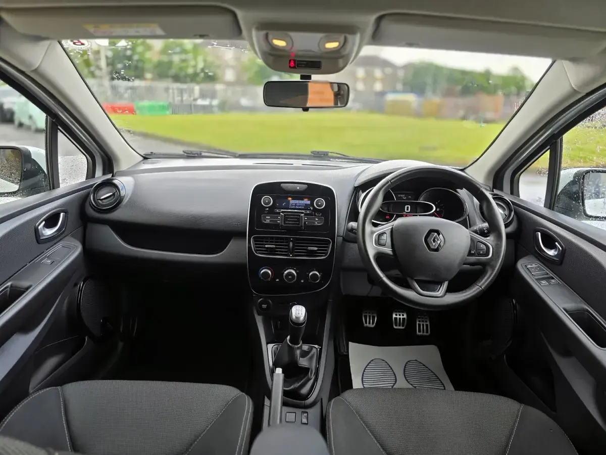 Used Renault Clio Play 90 HP (66 kW) 2019 White Hatchback