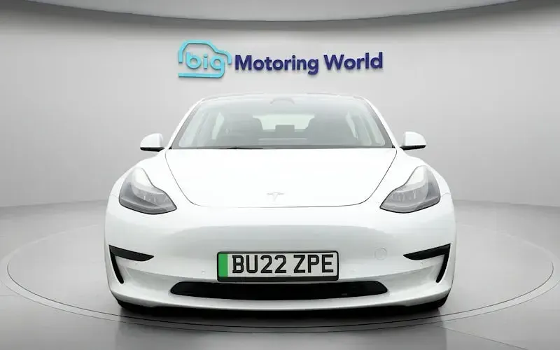 Używany Tesla Model 3 Standard Range Plus 222 kW (302 KM) 2021 Biały Sedan/Limuzyna
