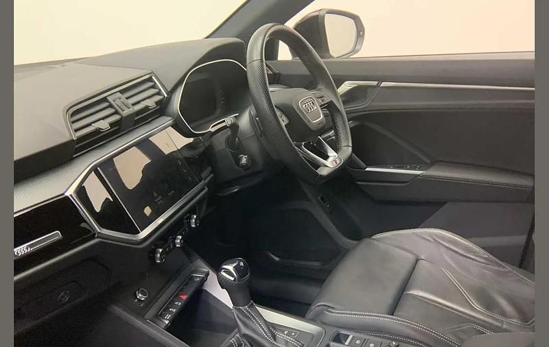 Begagnad Audi Q3 Black Edition 150 HK (110 kW) 2024 Vit SUV