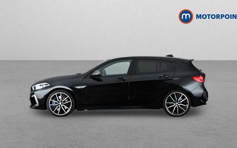 Begagnad BMW M135 306 HK (225 kW) 2024 Svart Halvkombi