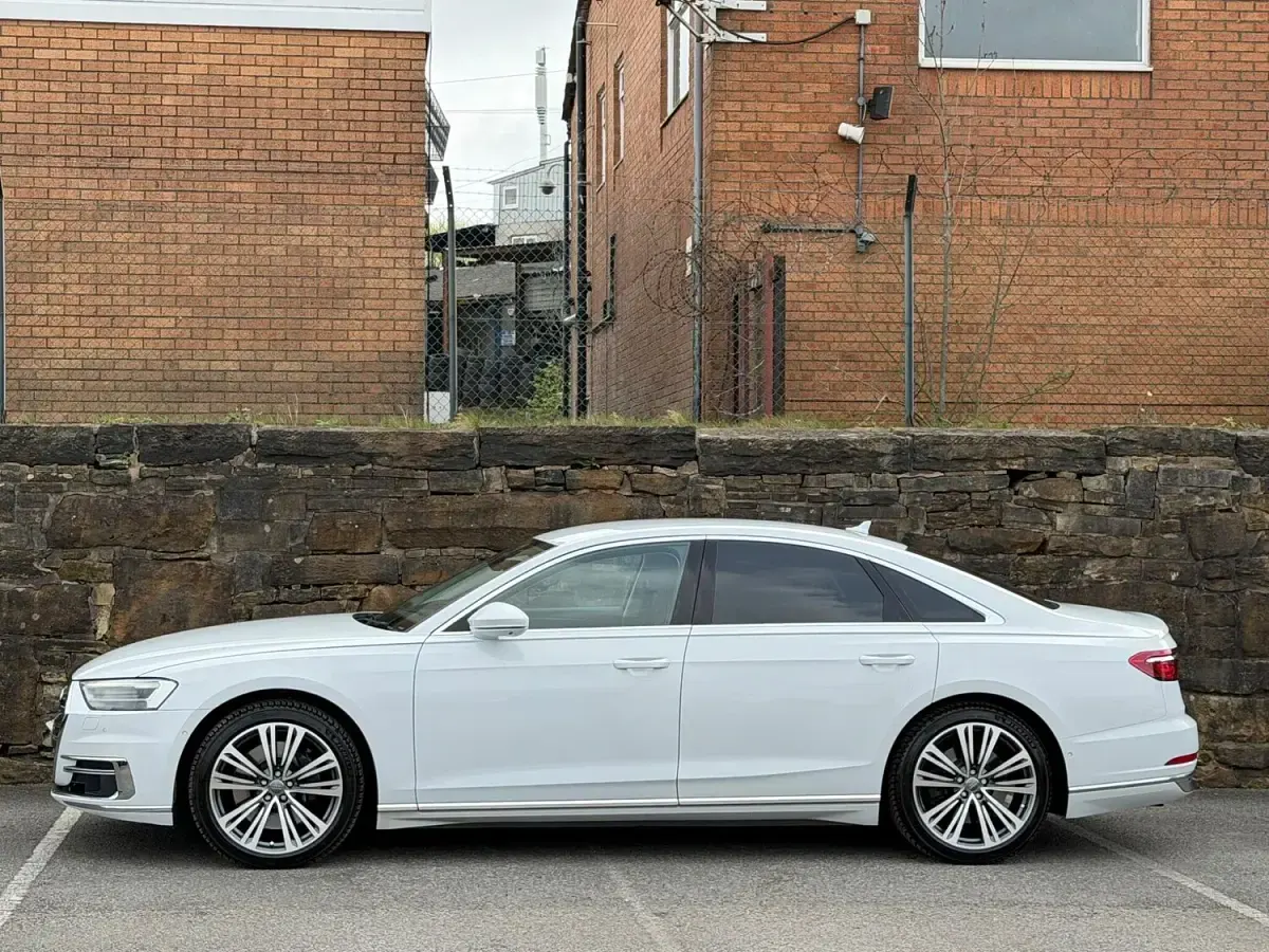Used Audi A8 Advanced 340 HP (250 kW) 2018 White Sedan