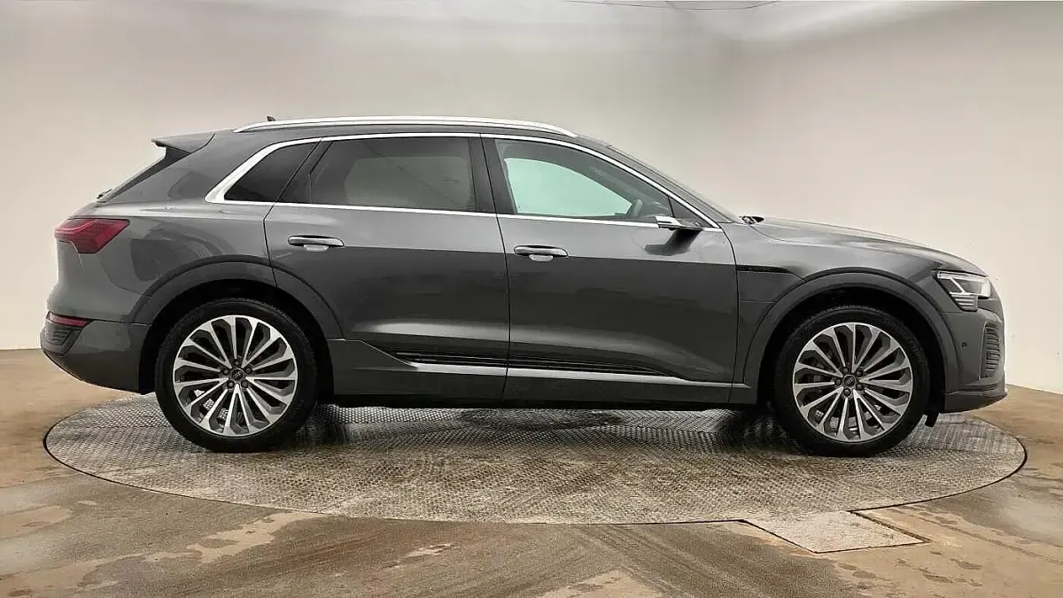 Usado Audi Q8 e-tron S-Line 250 kW (340 HP) 2024 Cinzento SUV