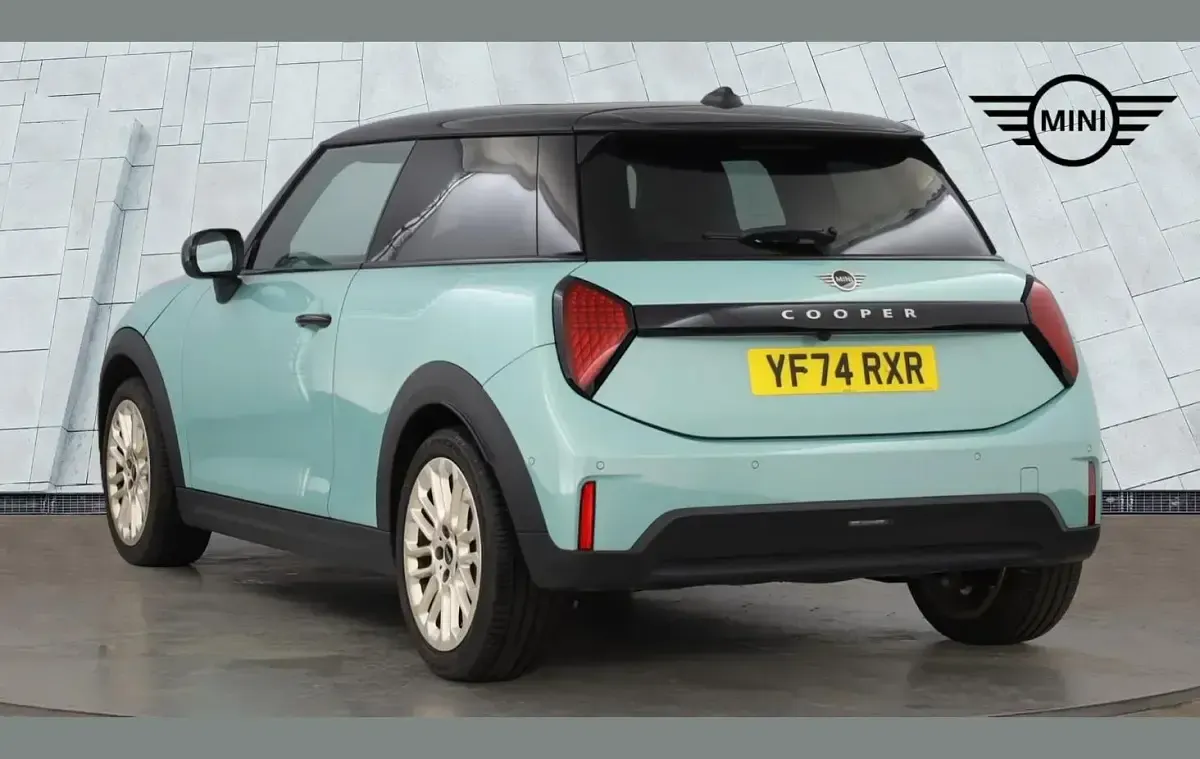 Used Mini Cooper Hatch 154 HP (113 kW) 2024 Green Hatchback