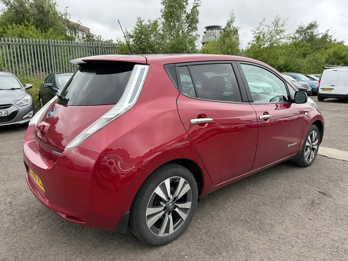 Used Nissan Leaf Tekna 80 kW (109 HP) 2016 Red Hatchback