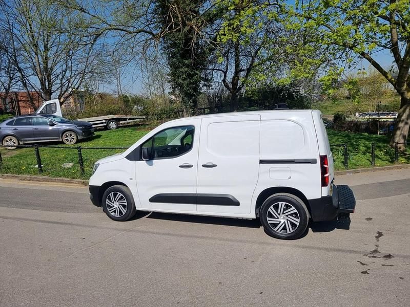 Used Vauxhall Combo Edition 100 HP (73 kW) 2019 White MPV