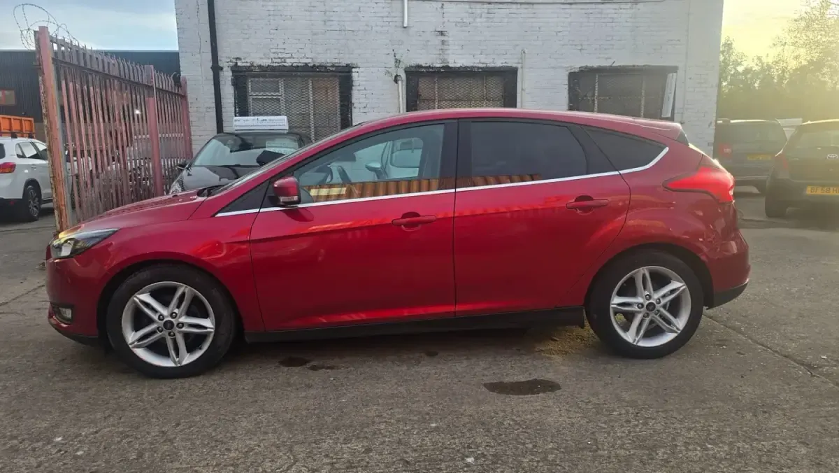 Usado Ford Focus Zetec 2017 Vermelho Citadino