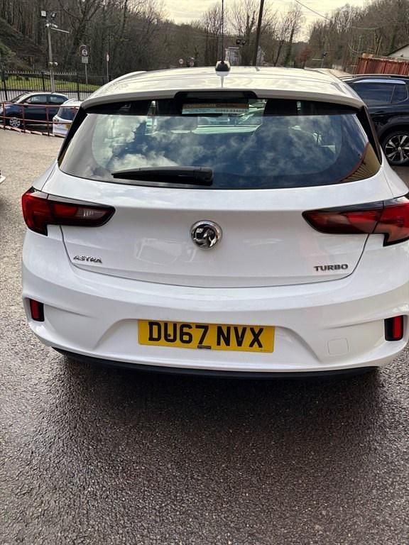 Used Vauxhall Astra SRi 150 HP (110 kW) 2017 White Hatchback