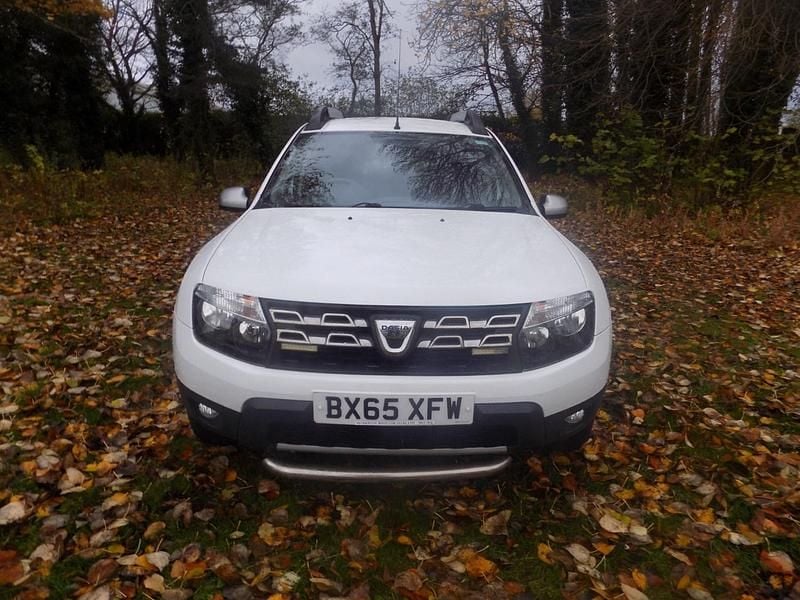 Used Dacia Duster Lauréate 110 HP (80 kW) 2015 White SUV