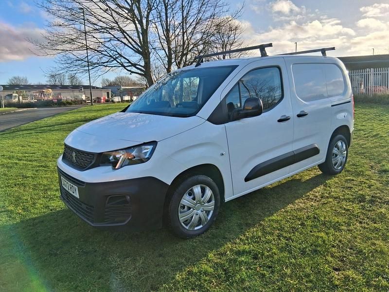 White Used 2022 Peugeot Partner MPV | £10,295 (Fair price) - Image 1/4