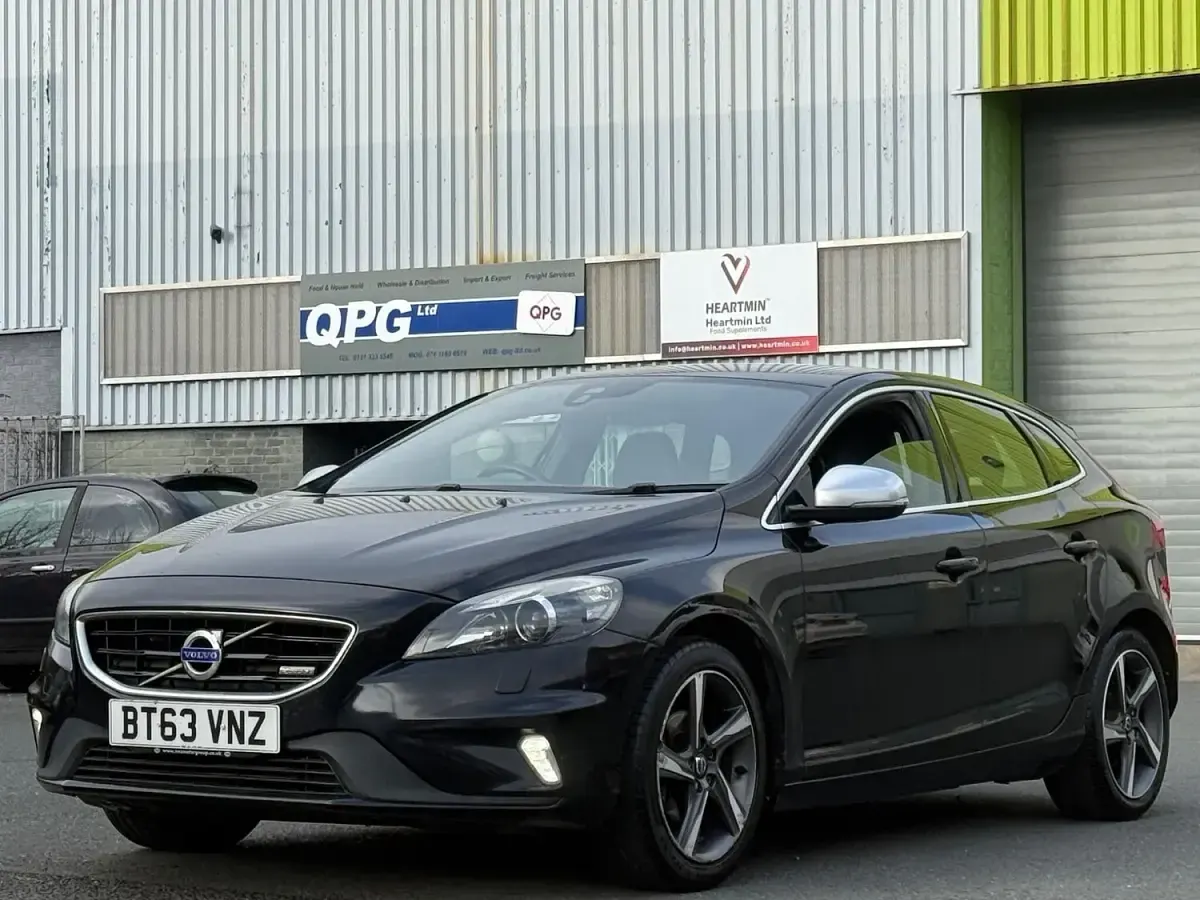 Used Volvo V40 R-Design 115 HP (84 kW) 2014 Black Hatchback