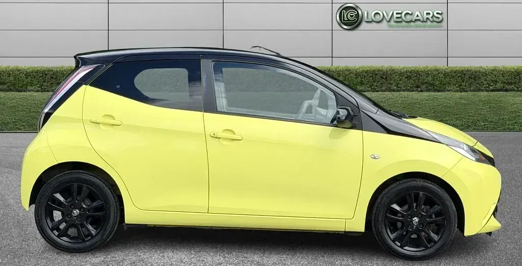 Used Toyota Aygo X-cite 68 HP (50 kW) 2016 Yellow Hatchback