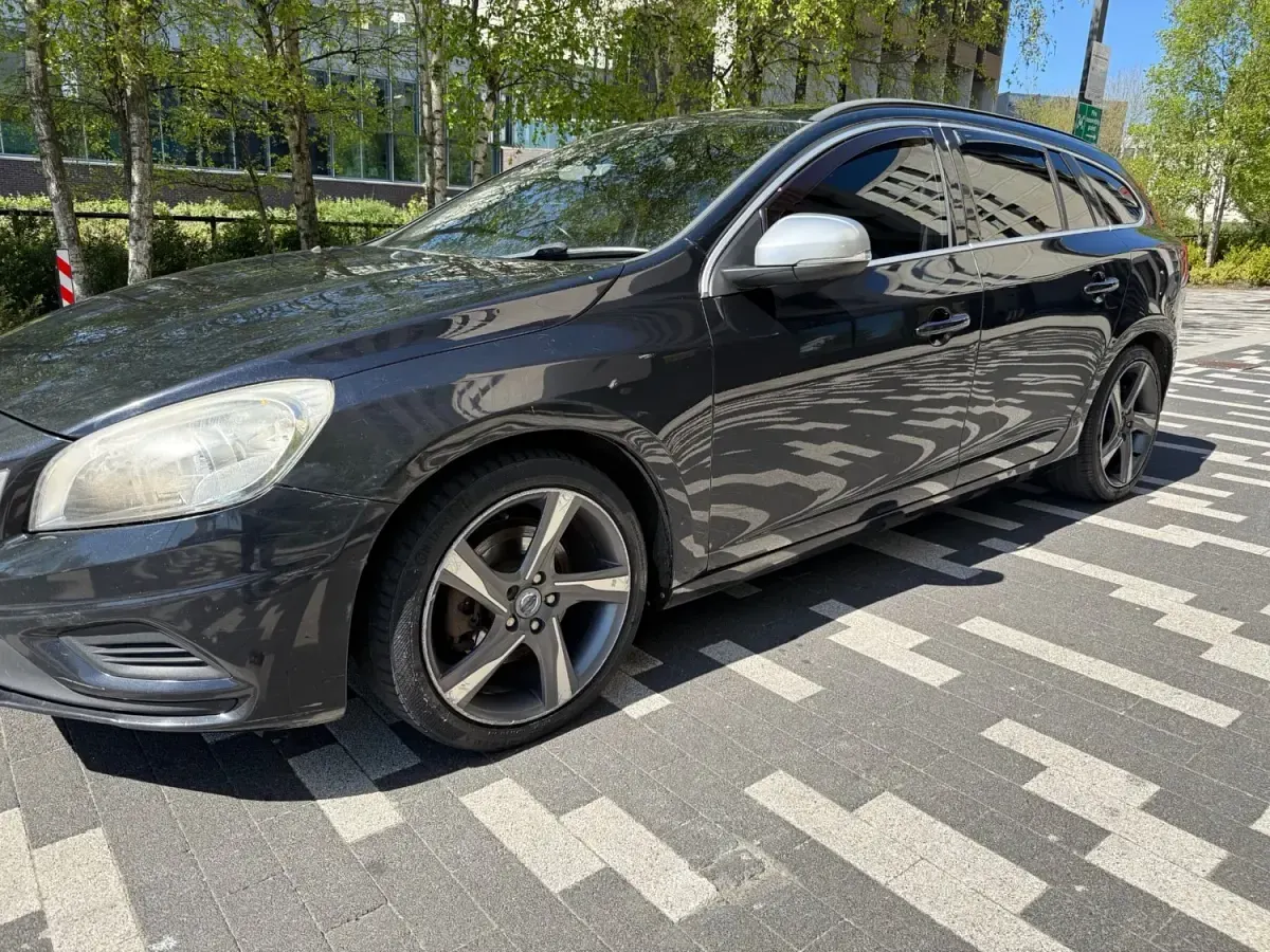 Usado Volvo V60 R-Design 115 HP (84 kW) 2012 Preto Carrinha