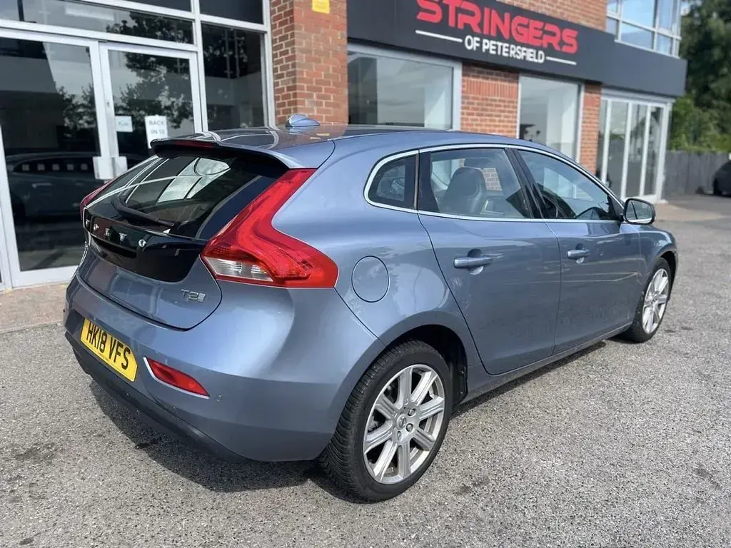 Used Volvo V40 Inscription 122 HP (89 kW) 2018 Blue Hatchback
