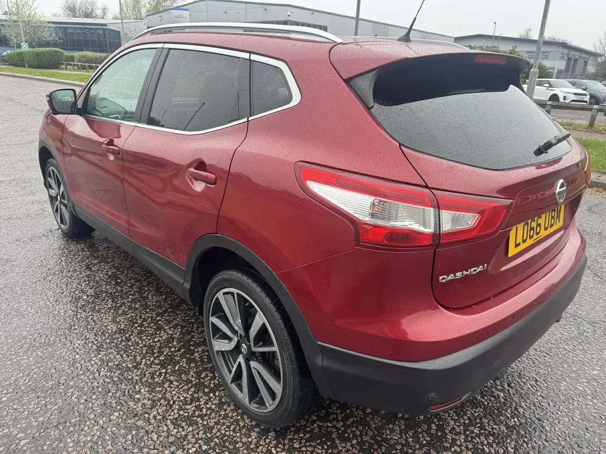 Used Nissan Qashqai Tekna 115 HP (84 kW) 2016 Red SUV