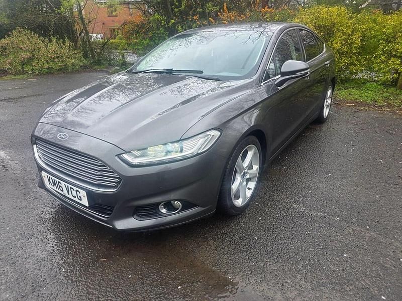 Usado Ford Mondeo Titanium 150 HP (110 kW) 2016 Cinzento Citadino