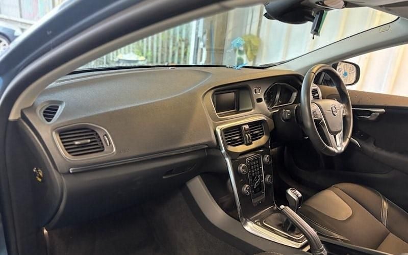 Usado Volvo V40 Momentum 152 HP (111 kW) 2019 Citadino