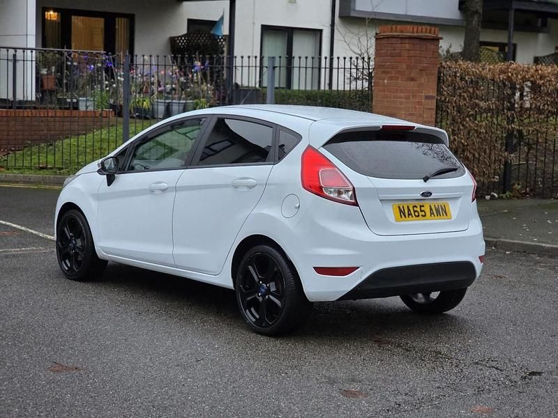 Usado Ford Fiesta Zetec 82 HP (60 kW) 2015 Branco Citadino