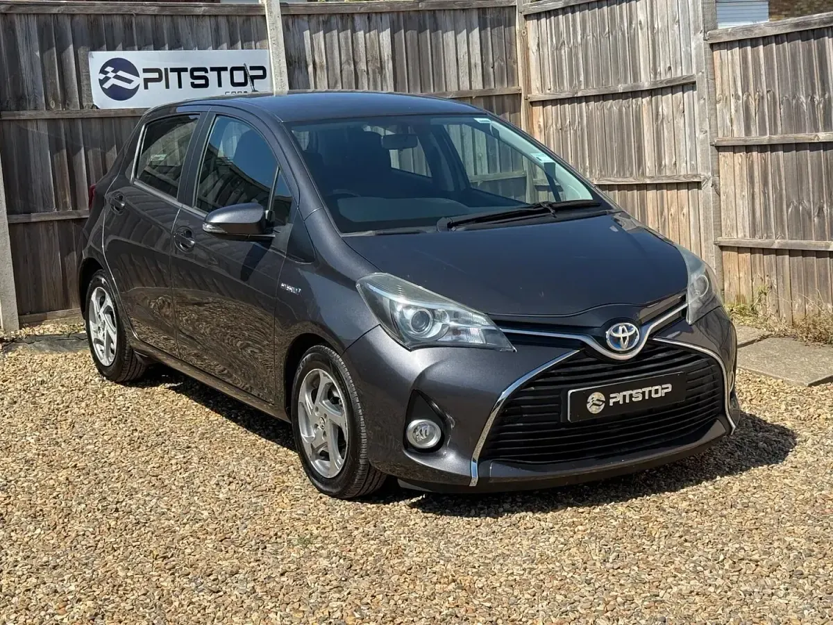 Used Toyota Yaris 101 HP (74 kW) 2015 Grey Hatchback
