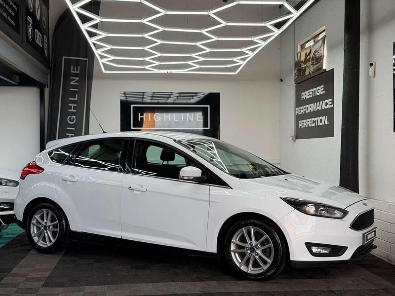Used Ford Focus Zetec 125 HP (91 kW) 2016 White Hatchback