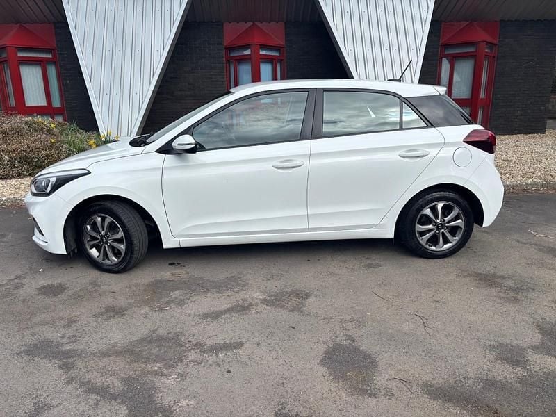 Used Hyundai i20 SE 84 HP (61 kW) 2020 White Hatchback