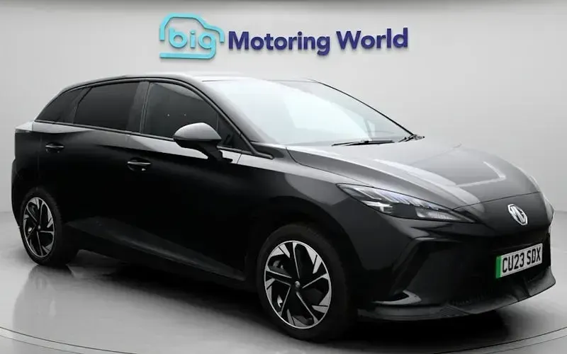 Begagnad MG MG4 EV SE 319 kW (435 HK) 2023 Svart Halvkombi