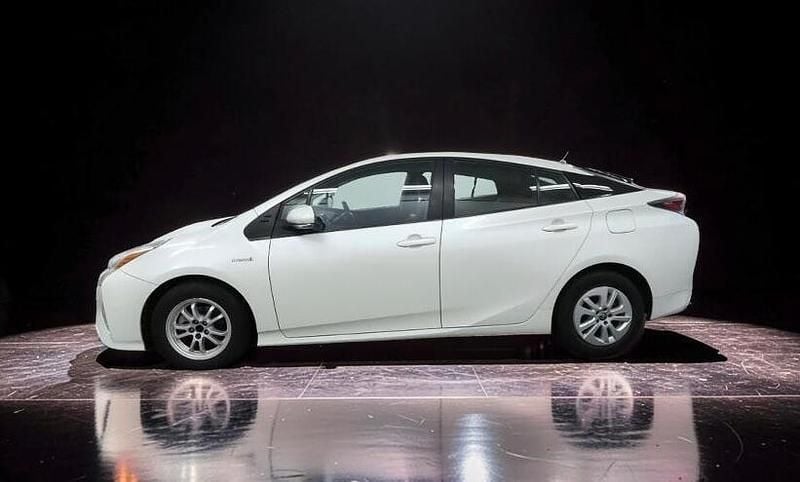 Used Toyota Prius Business Edition 122 HP (89 kW) 2016 White Hatchback