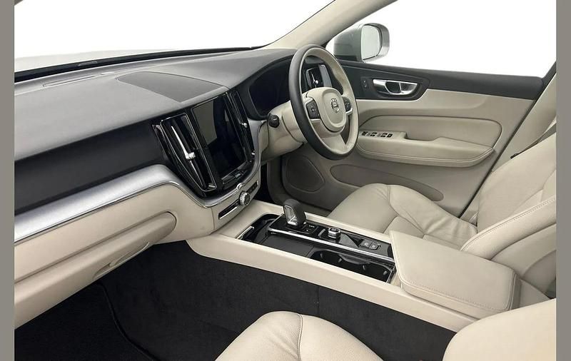 Used Volvo XC60 Momentum 247 HP (181 kW) 2021 Silver SUV