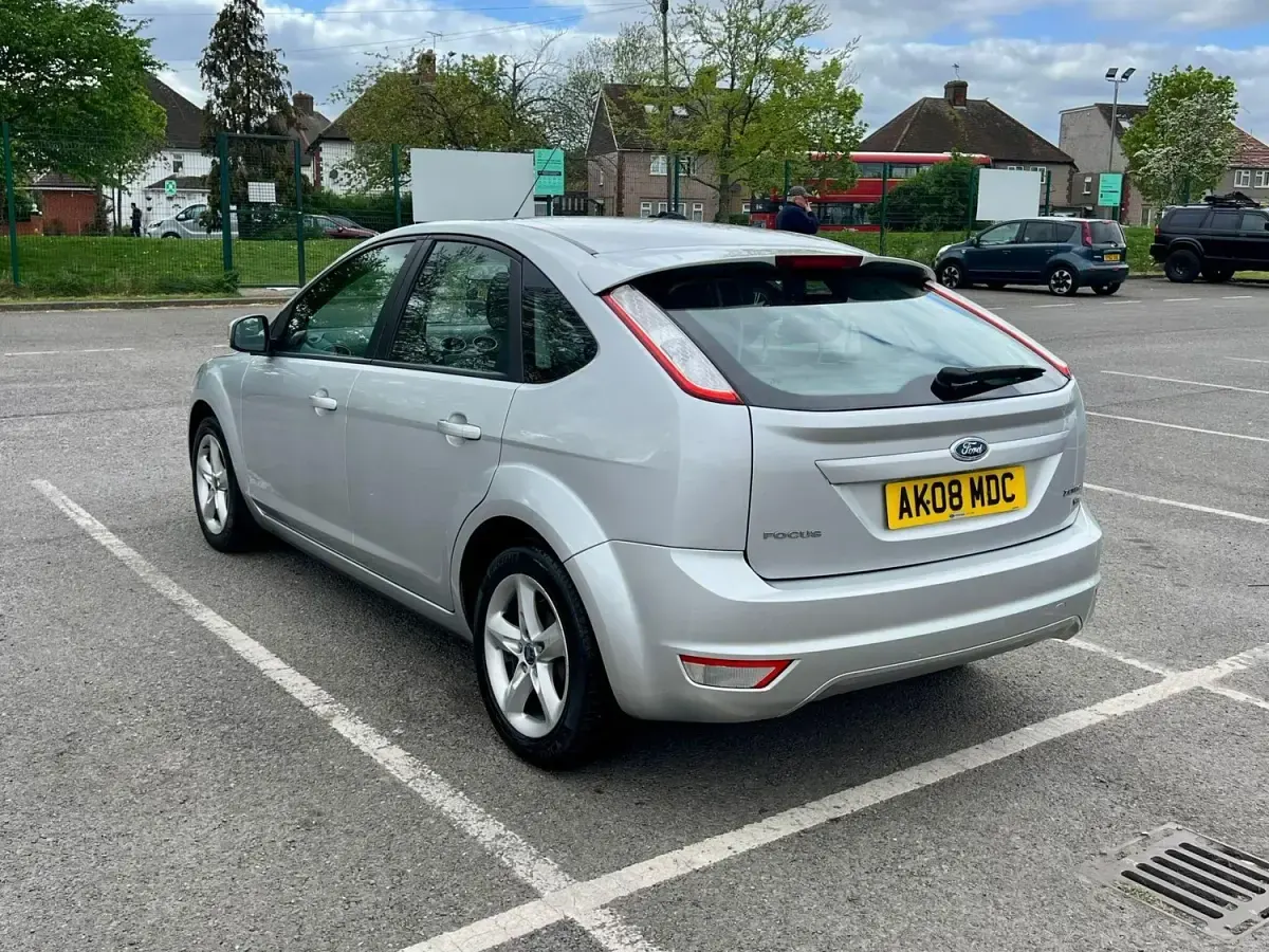 Begagnad Ford Focus Zetec 123 HK (90 kW) 2008 Silver Halvkombi