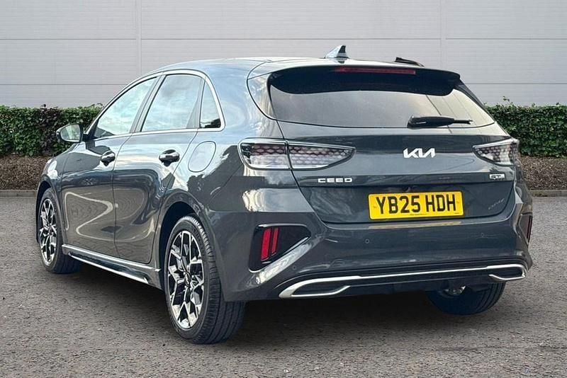 Usado Kia Ceed GT-Line 138 HP (101 kW) 2025 Cinzento Citadino