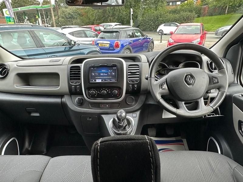 Begagnad Renault Trafic 115 HK (84 kW) 2015 Svart Minibuss