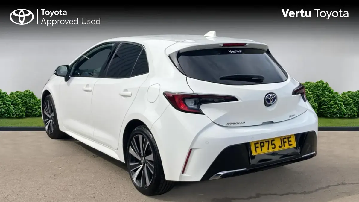 Used Toyota Corolla Design 140 HP (102 kW) 2025 White Hatchback