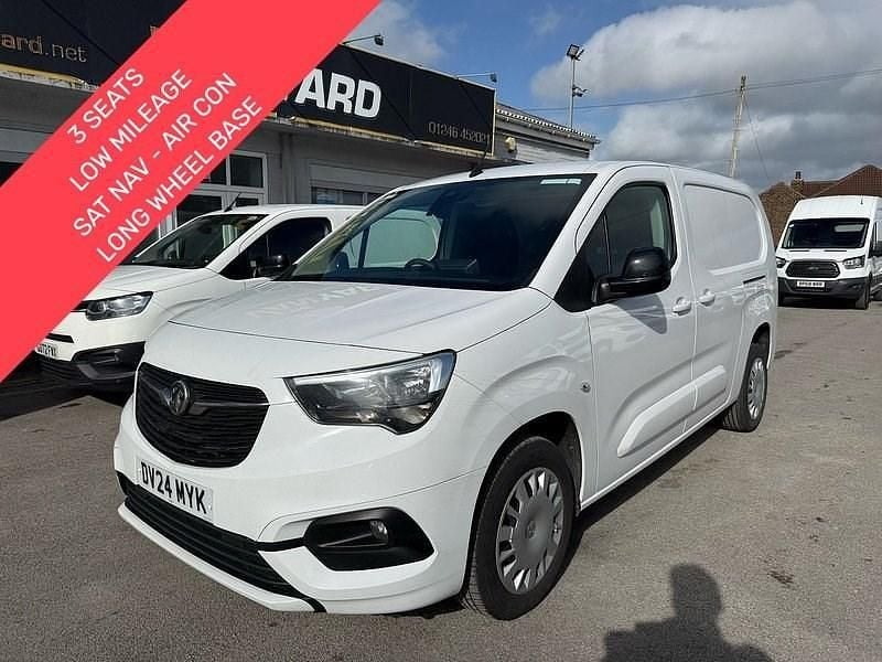 Second-hand Vauxhall Combo 100 CP (73 kW) 2024 Alb Monovolum