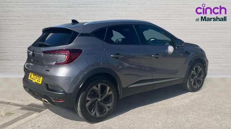Begagnad Renault Captur Engineered 142 HK (104 kW) 2023 Grå SUV