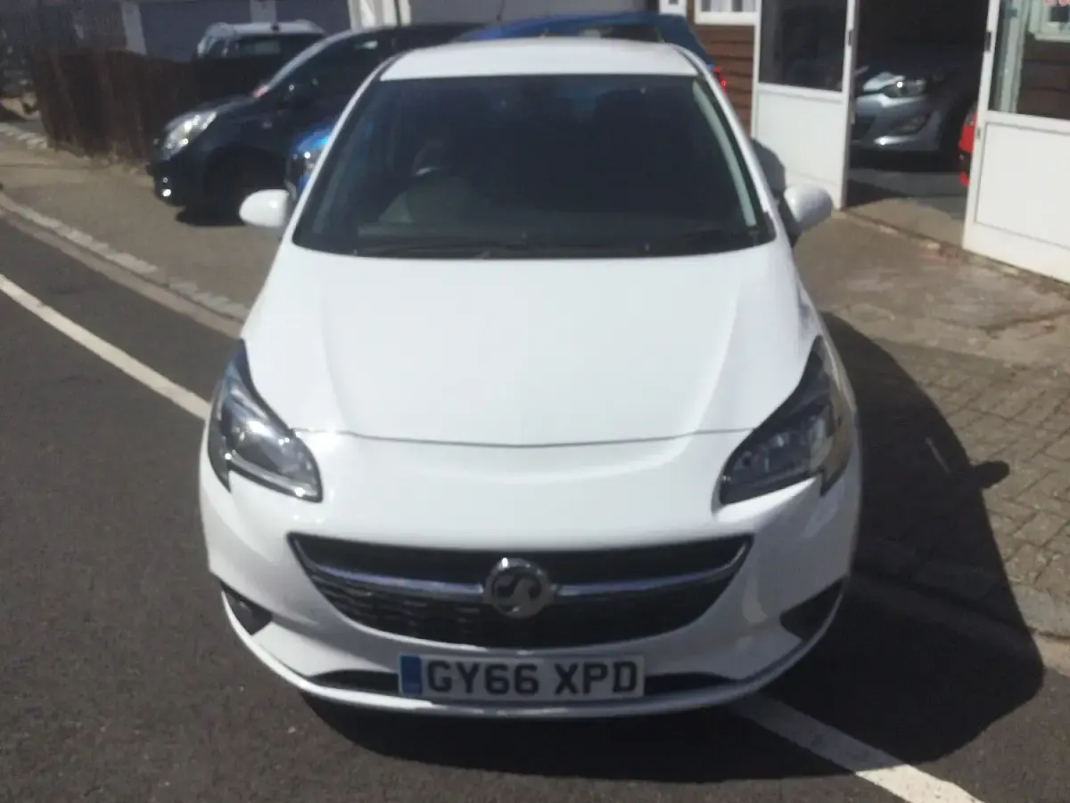 Used Vauxhall Corsa 75 HP (55 kW) 2017 White Hatchback