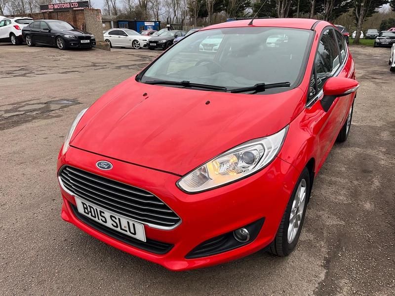 Used Ford Fiesta Zetec 82 HP (60 kW) 2015 Red Hatchback